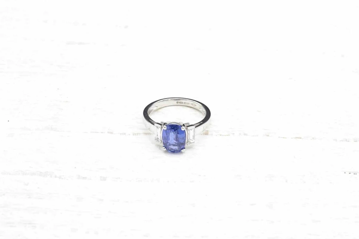 Bague saphir et diamants baguettes en or blanc 18k - Image 2