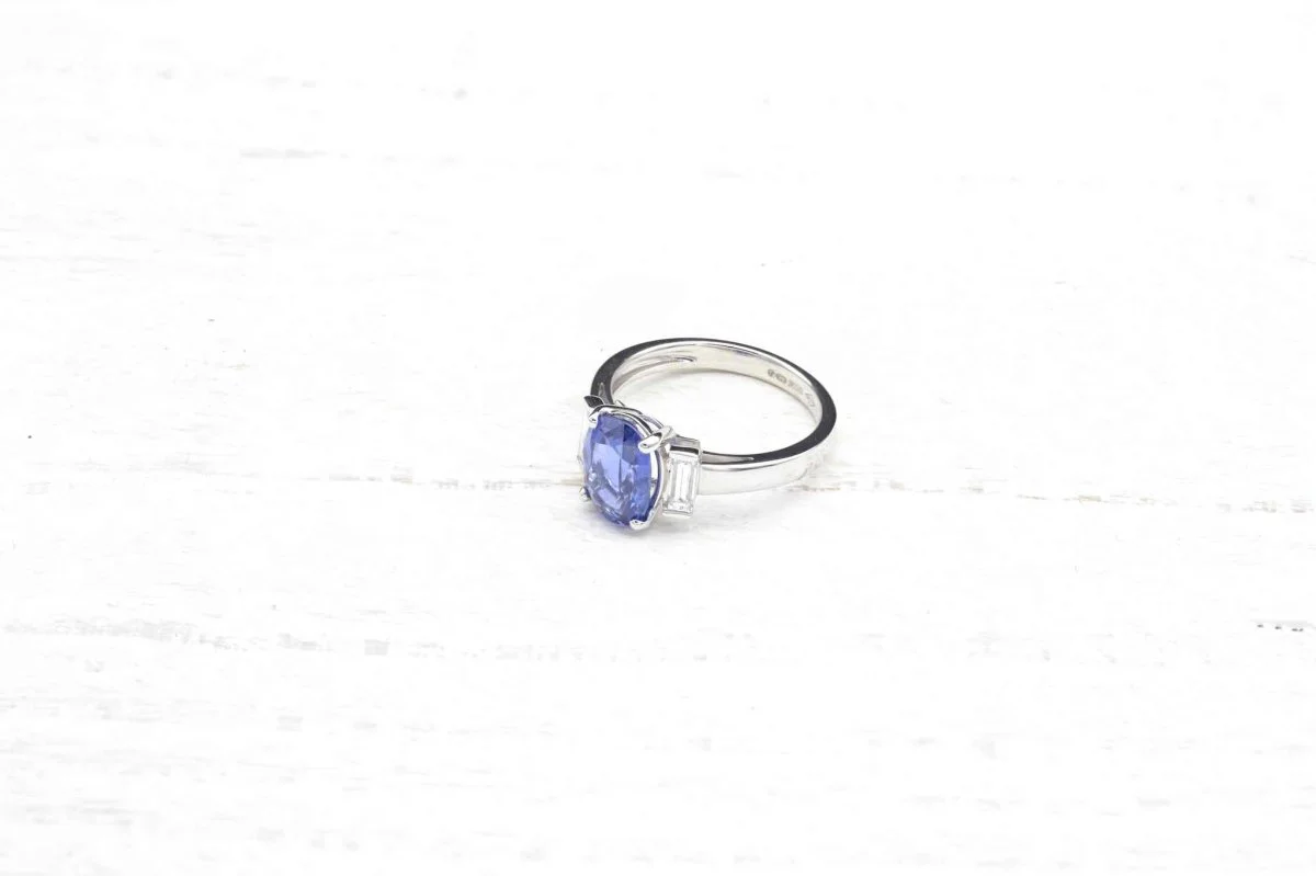 Bague saphir et diamants baguettes en or blanc 18k - Image 3