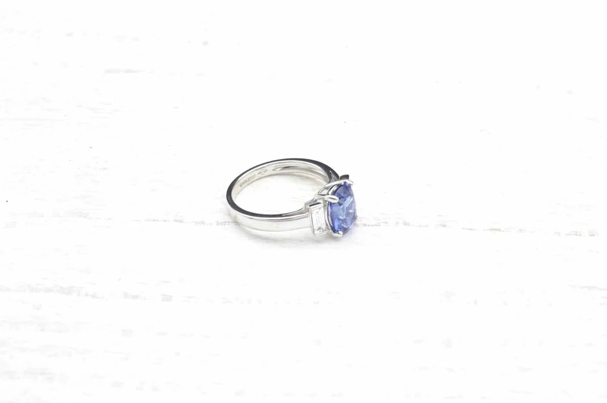 Bague saphir et diamants baguettes en or blanc 18k - Image 4