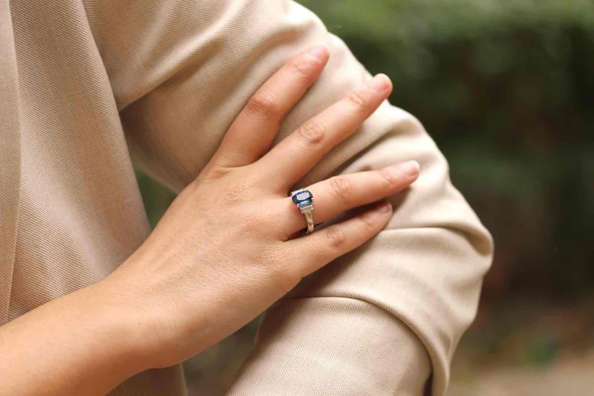 Bague saphir et diamants baguettes en or blanc 18k - Image 5
