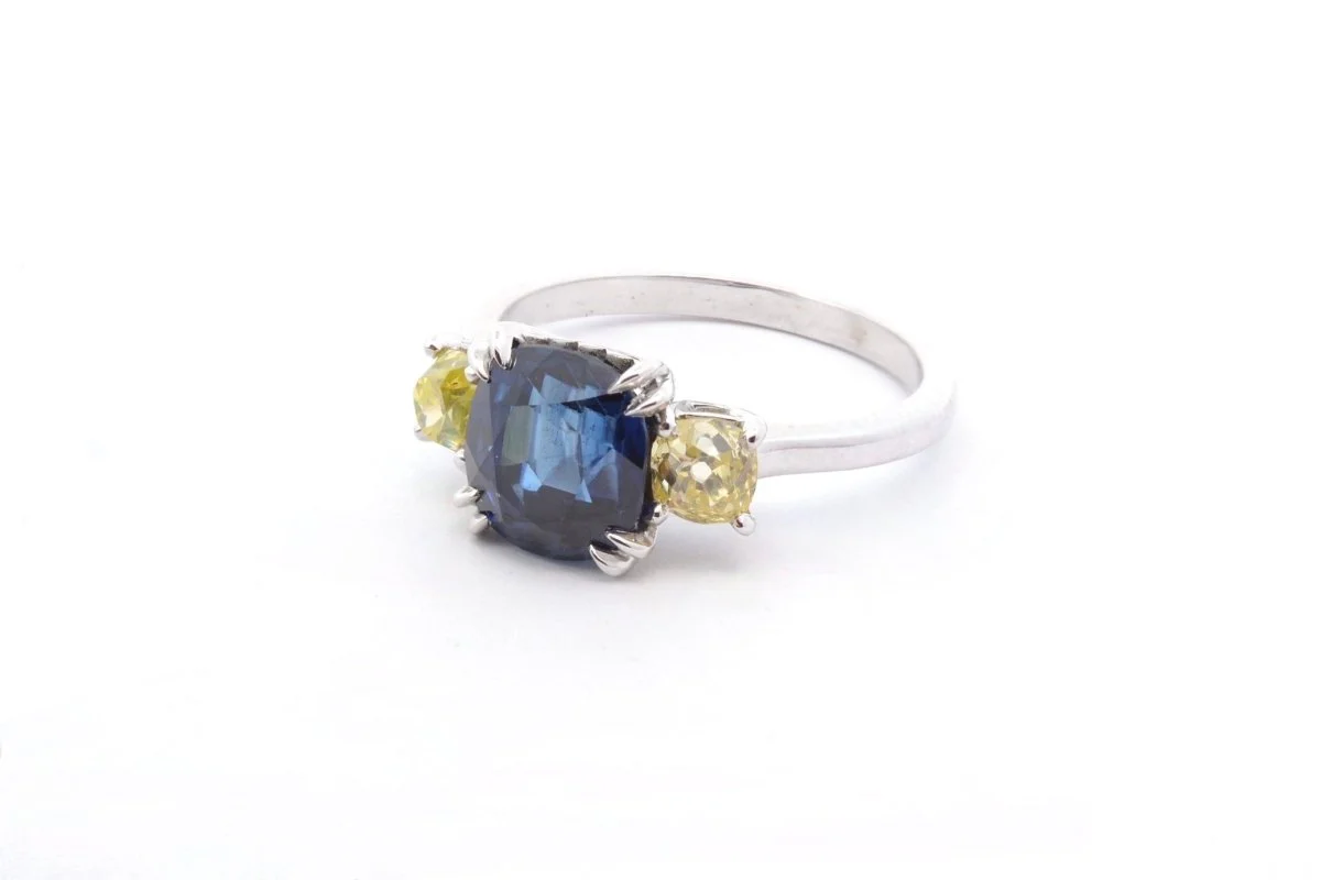 Bague saphir et diamants jaunes en platine