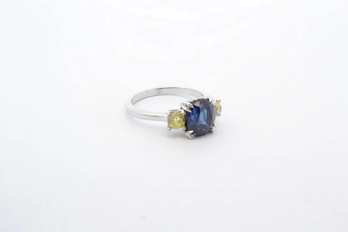 Bague saphir et diamants jaunes en platine - Image 3