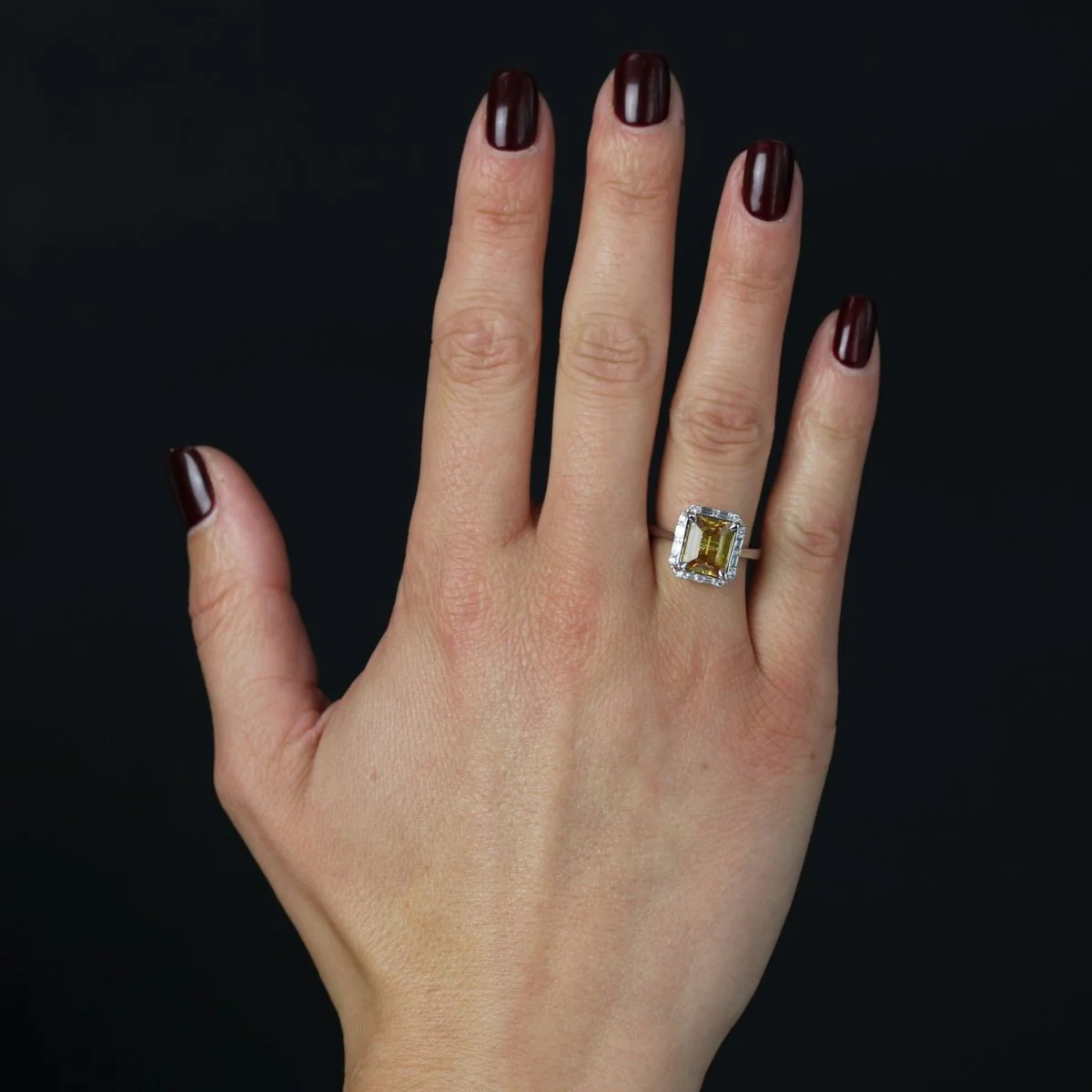 Bague Cocktail en or blanc, saphir et diamants - Image 2