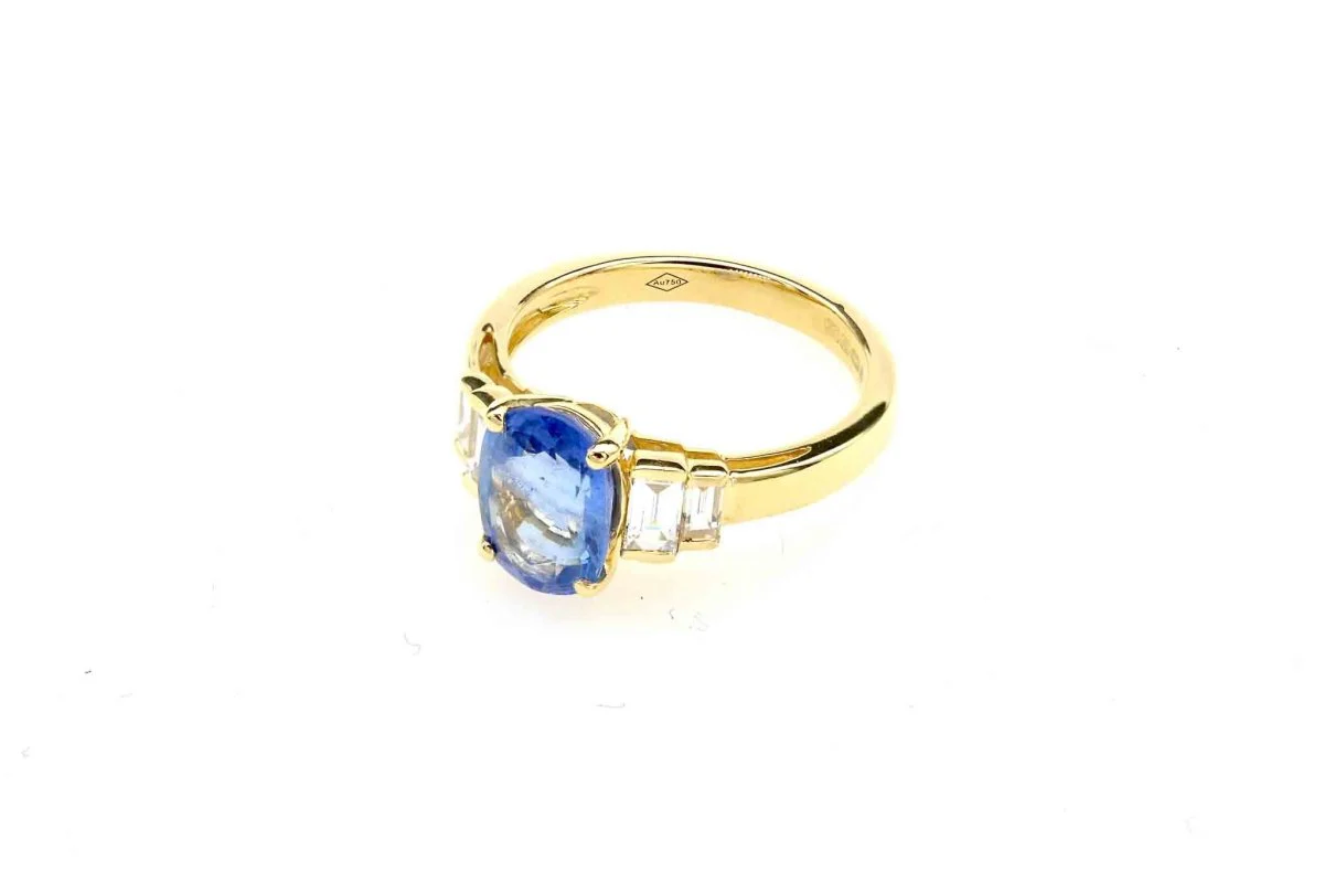 Bague saphir ovale et baguettes en or jaune