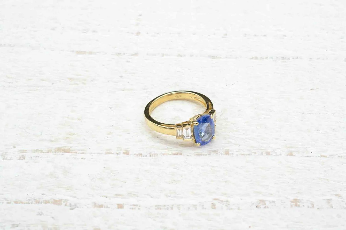 Bague saphir ovale et baguettes en or jaune - Image 5