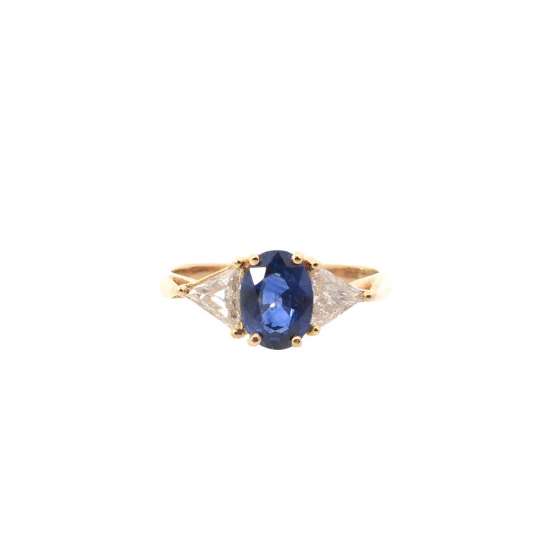 Bague en or jaune, saphir bleu et diamants