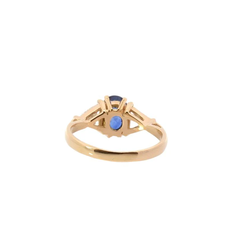 Bague en or jaune, saphir bleu et diamants - Image 3