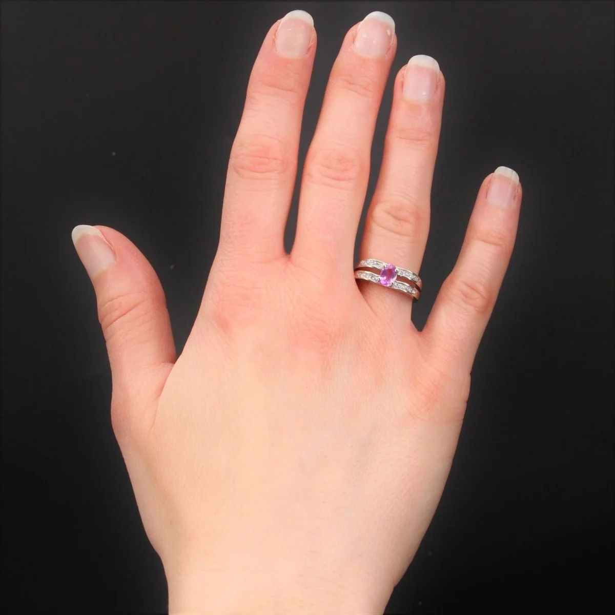 Bague Solitaire en or blanc, saphir et diamants - Image 2
