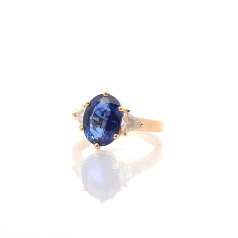 Bague en or jaune, saphir et diamants - Image 4