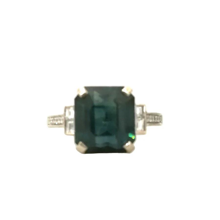 Bague Solitaire en or blanc, saphir, et diamants