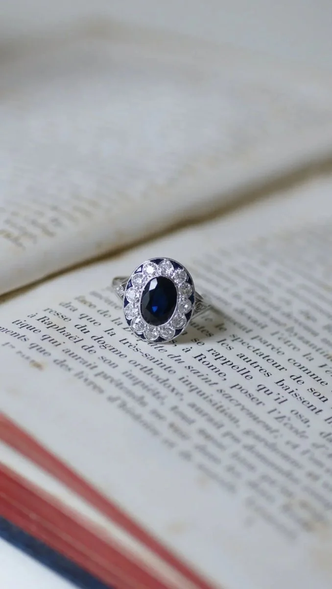 Bague Marquise en or blanc, platine, saphir et diamants - Image 4