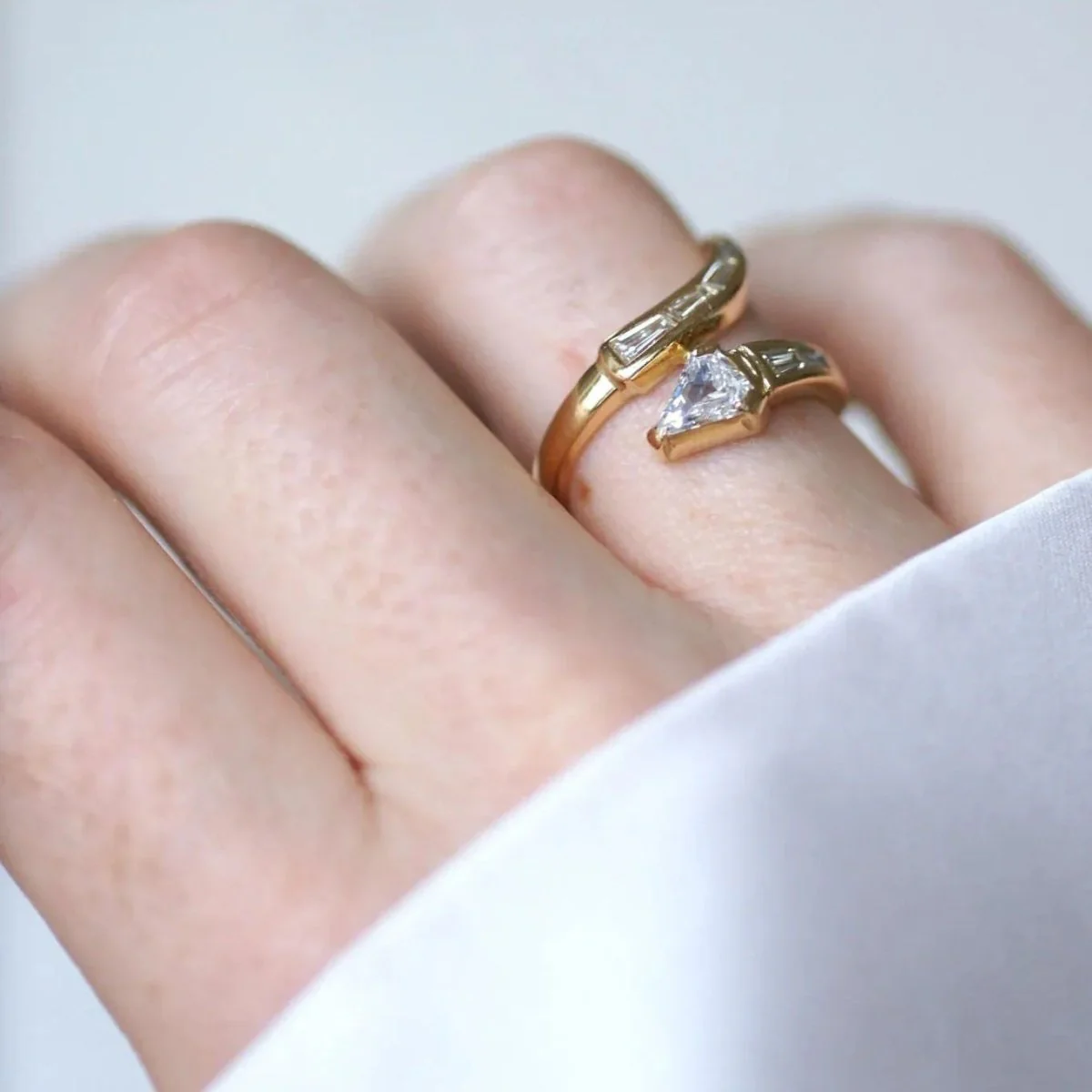 Bague en or jaune et diamants - Image 2