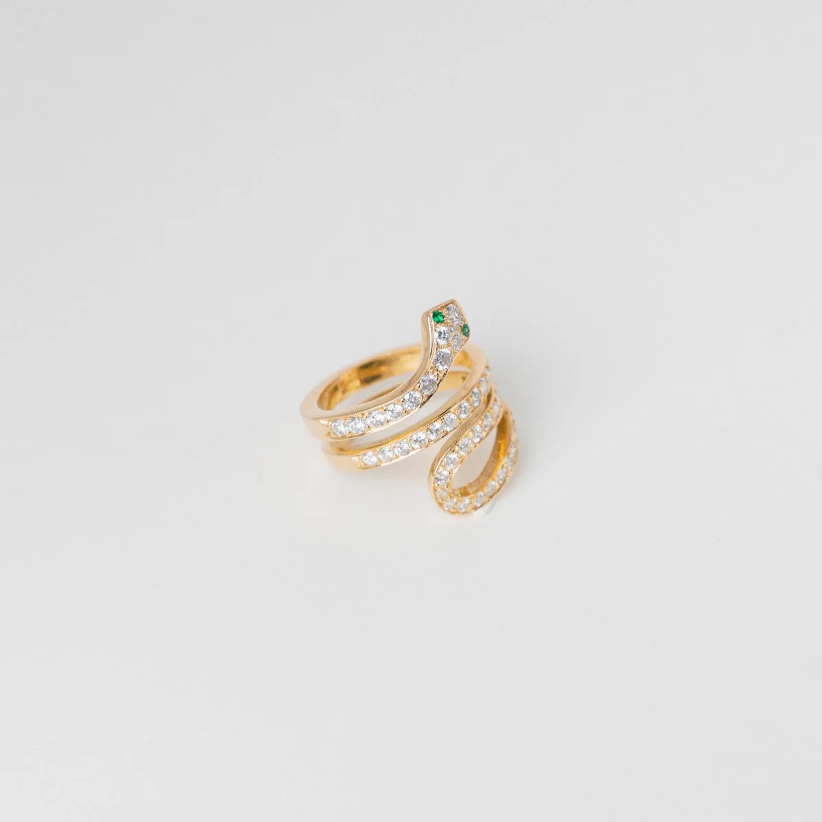 Bague Serpent en or jaune, diamants et émeraudes - Image 2