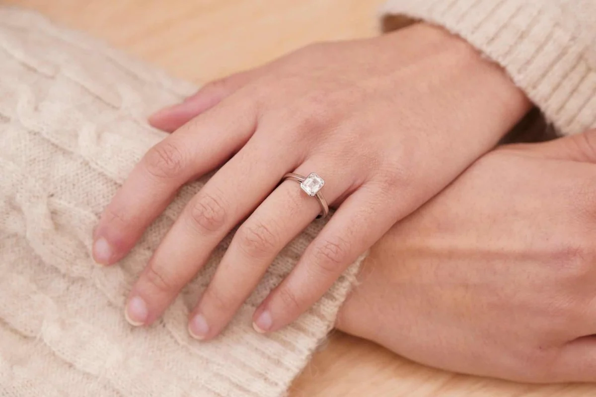 Bague solitaire diamant de taille émeraude en or 18k et platine - Image 6