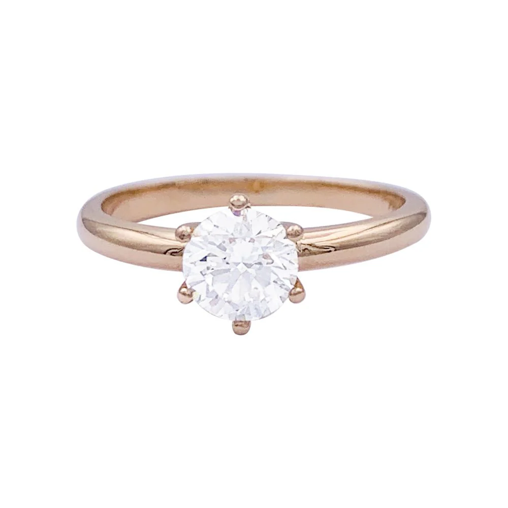 Bague solitaire diamant en or rose.