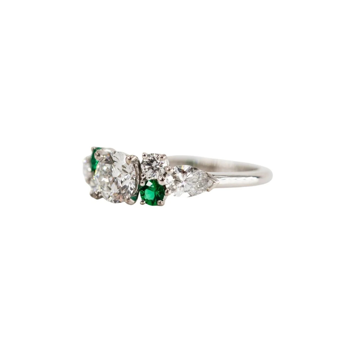 Bague Entourage en or blanc, émeraudes et diamants - Image 3