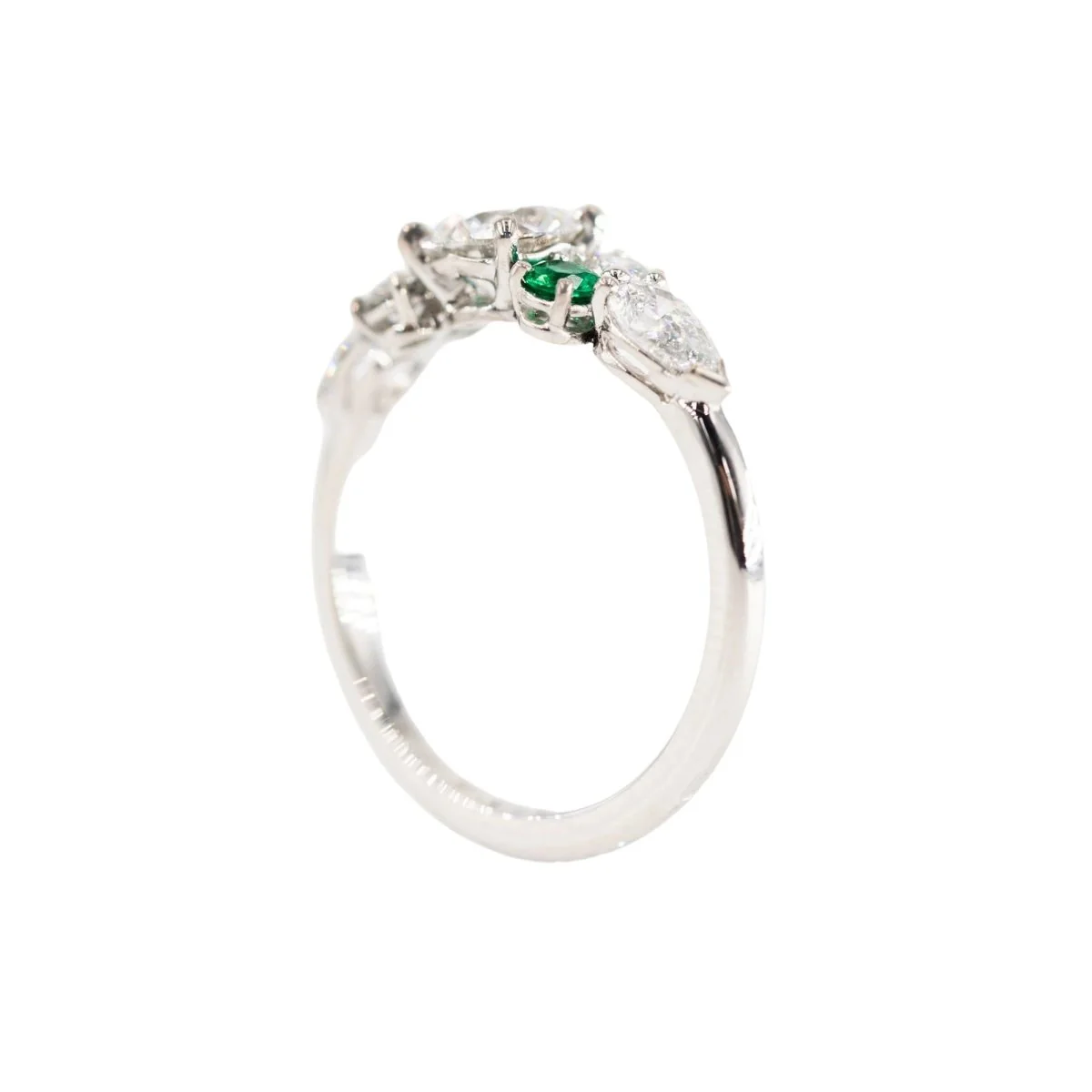 Bague Entourage en or blanc, émeraudes et diamants - Image 5