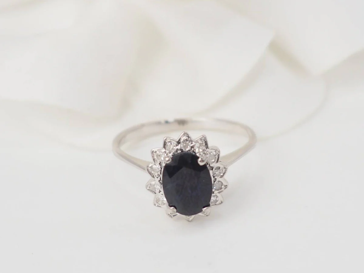 Bague marguerite en or blanc, diamants et saphir ovale - Image 2