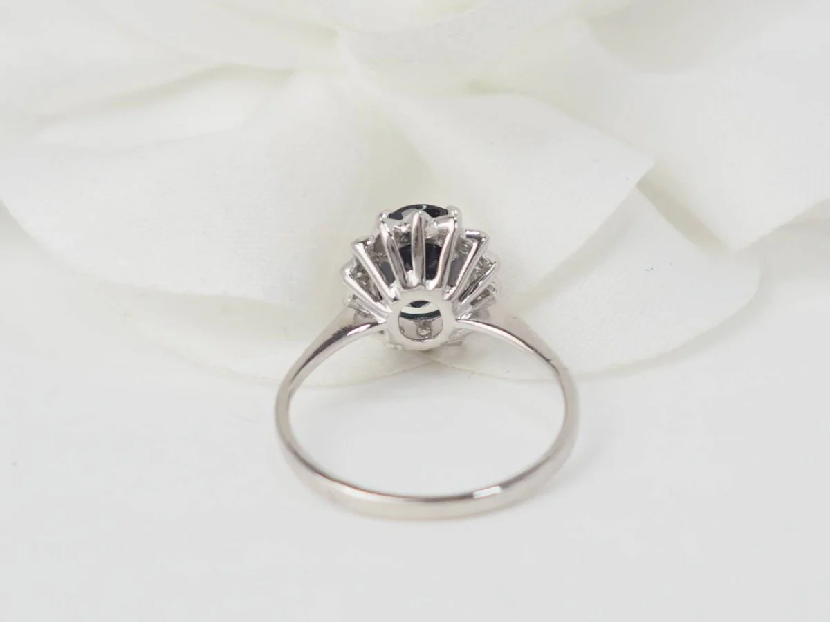 Bague marguerite en or blanc, diamants et saphir ovale - Image 4