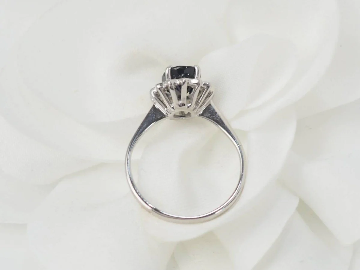 Bague marguerite en or blanc, diamants et saphir ovale - Image 5
