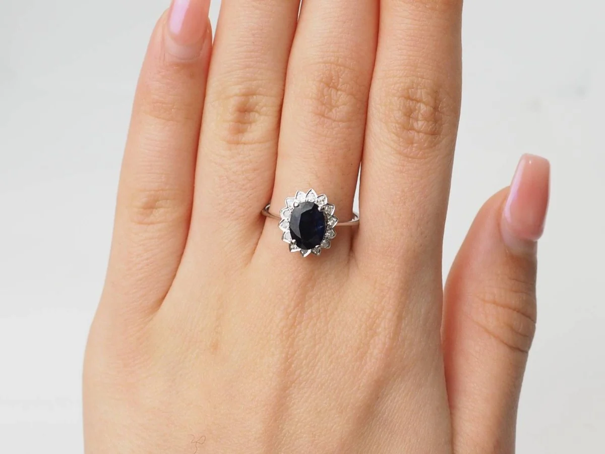 Bague marguerite en or blanc, diamants et saphir ovale - Image 6