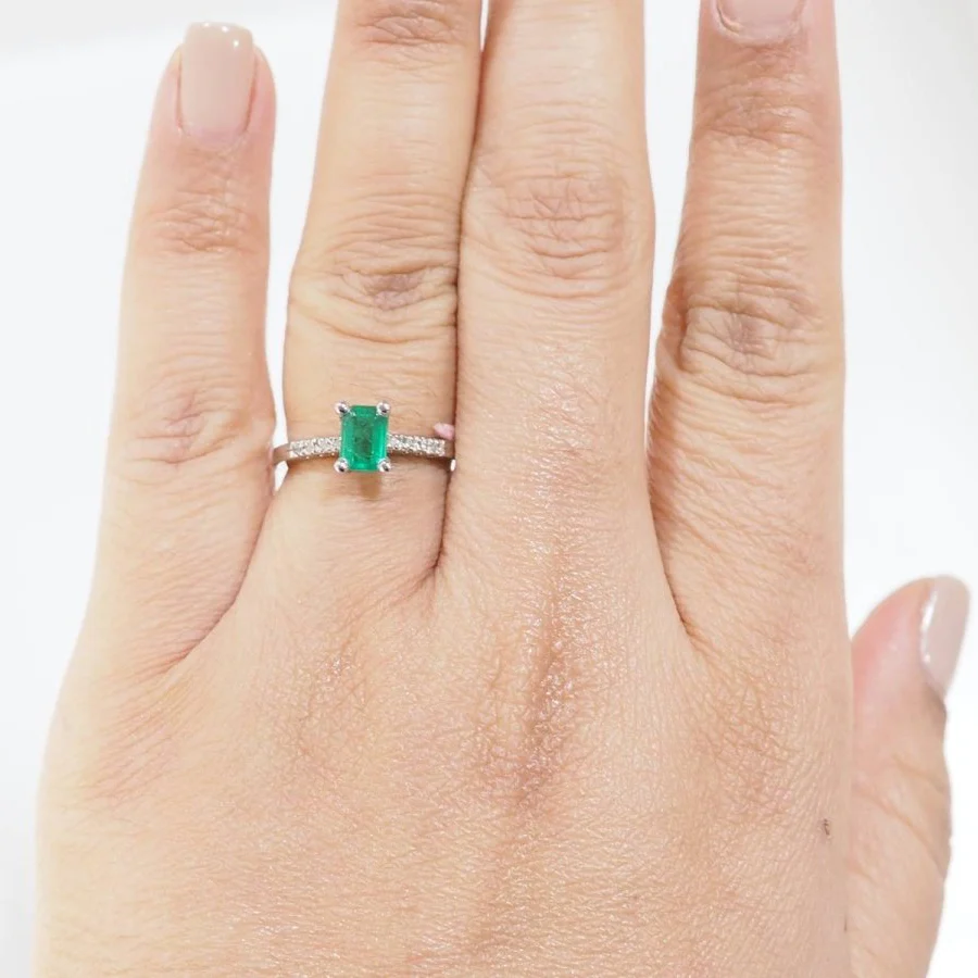 Bague Solitaire en or blanc, émeraude et diamants - Image 2