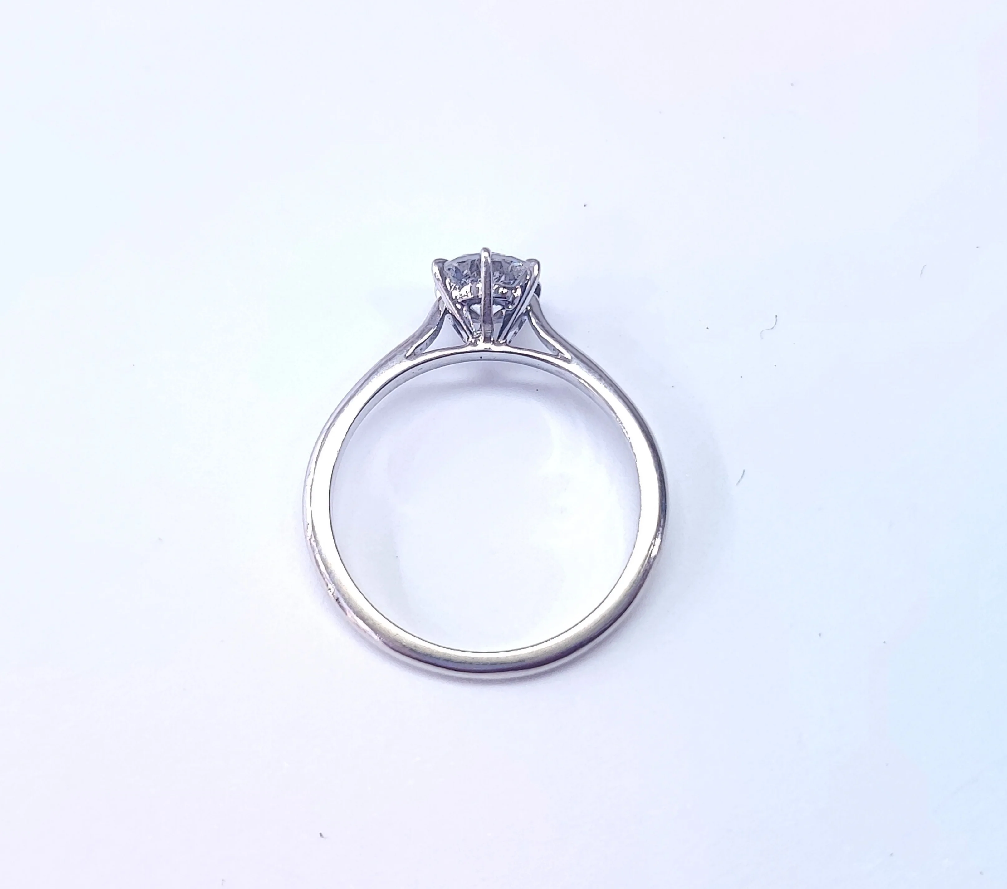 Bague Solitaire en or blanc et diamant - Image 4