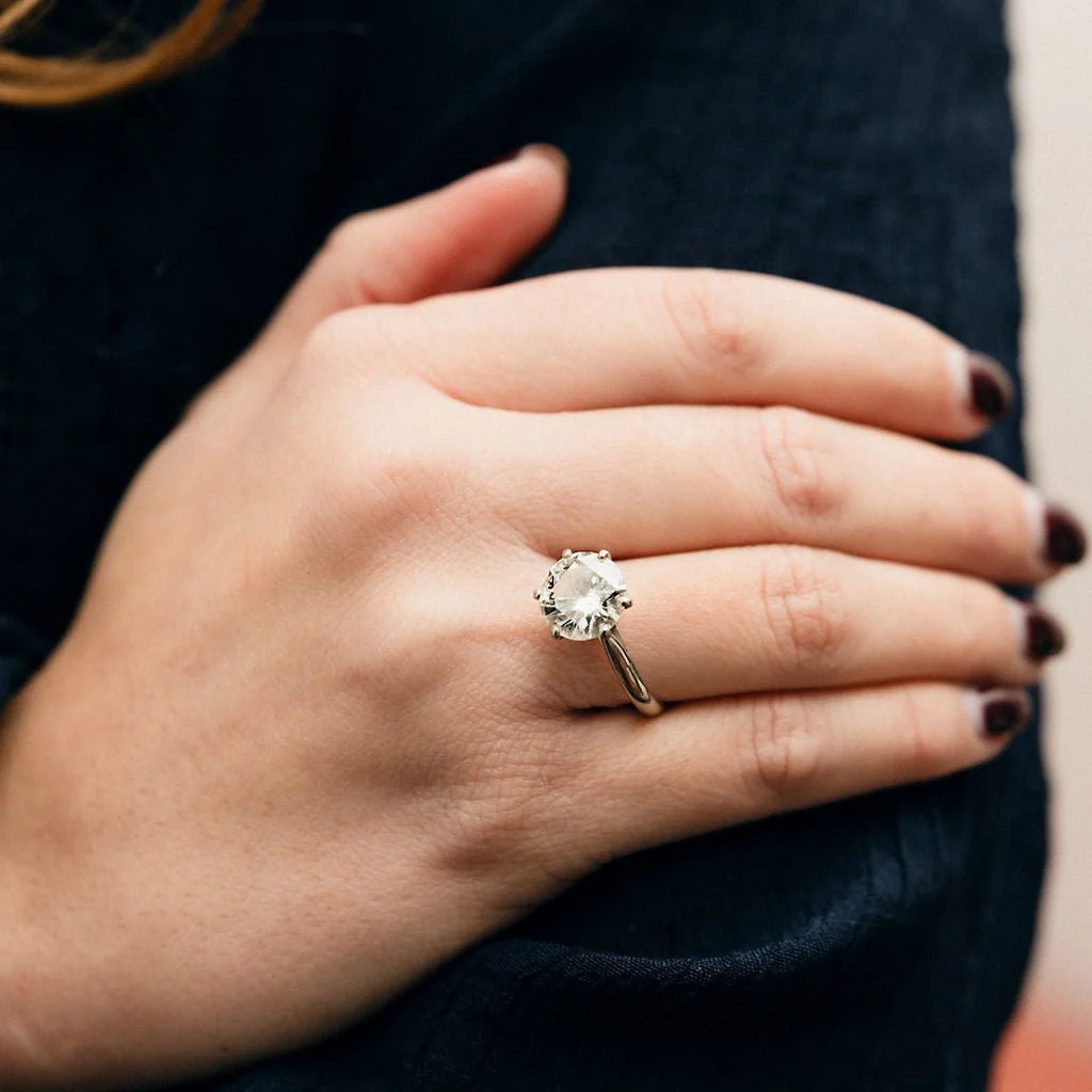 Bague Solitaire en or blanc et diamant - Image 2