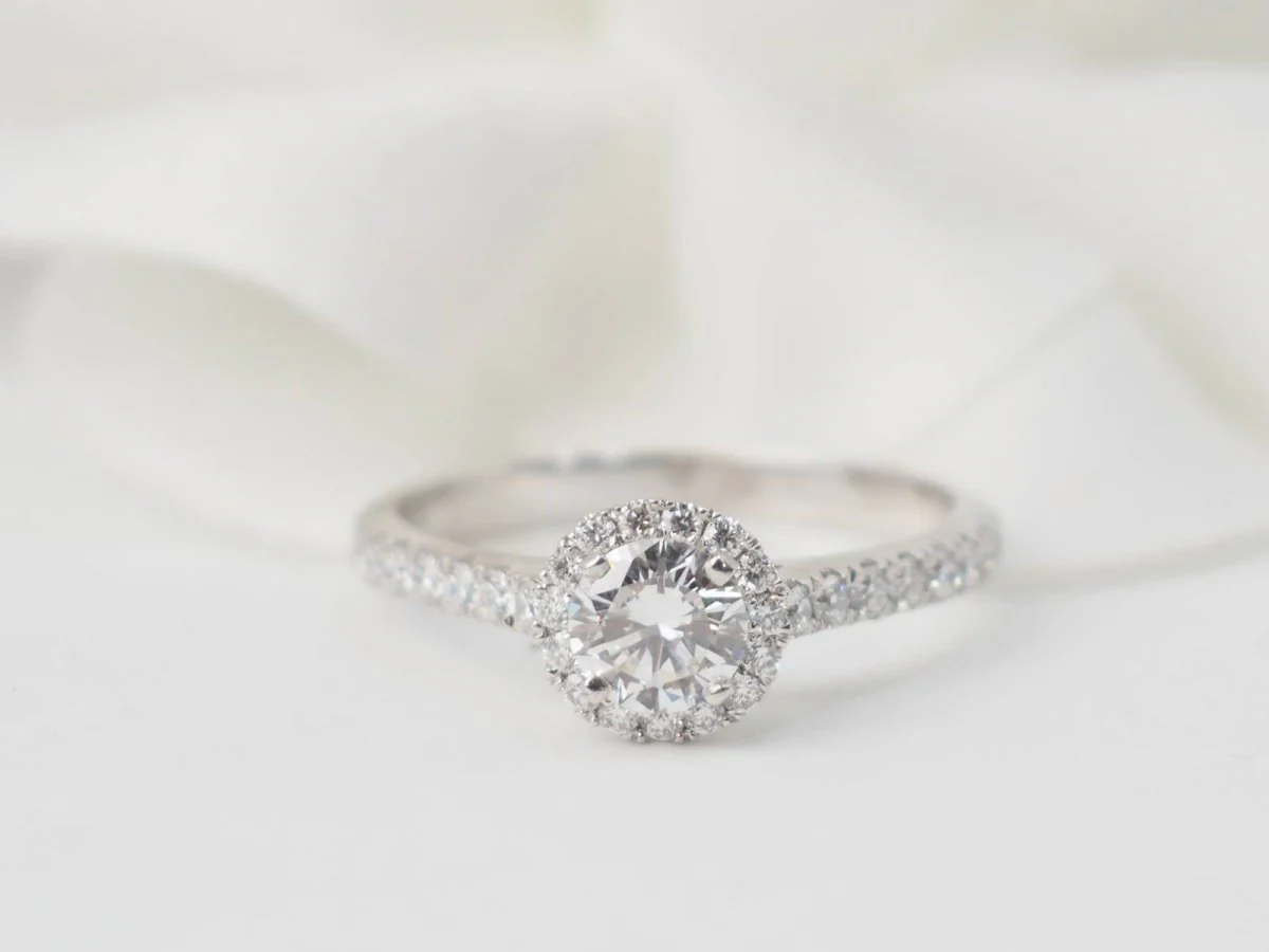 Bague Solitaire en or blanc et diamants - Image 3