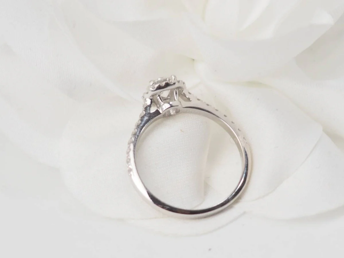 Bague Solitaire en or blanc et diamants - Image 8