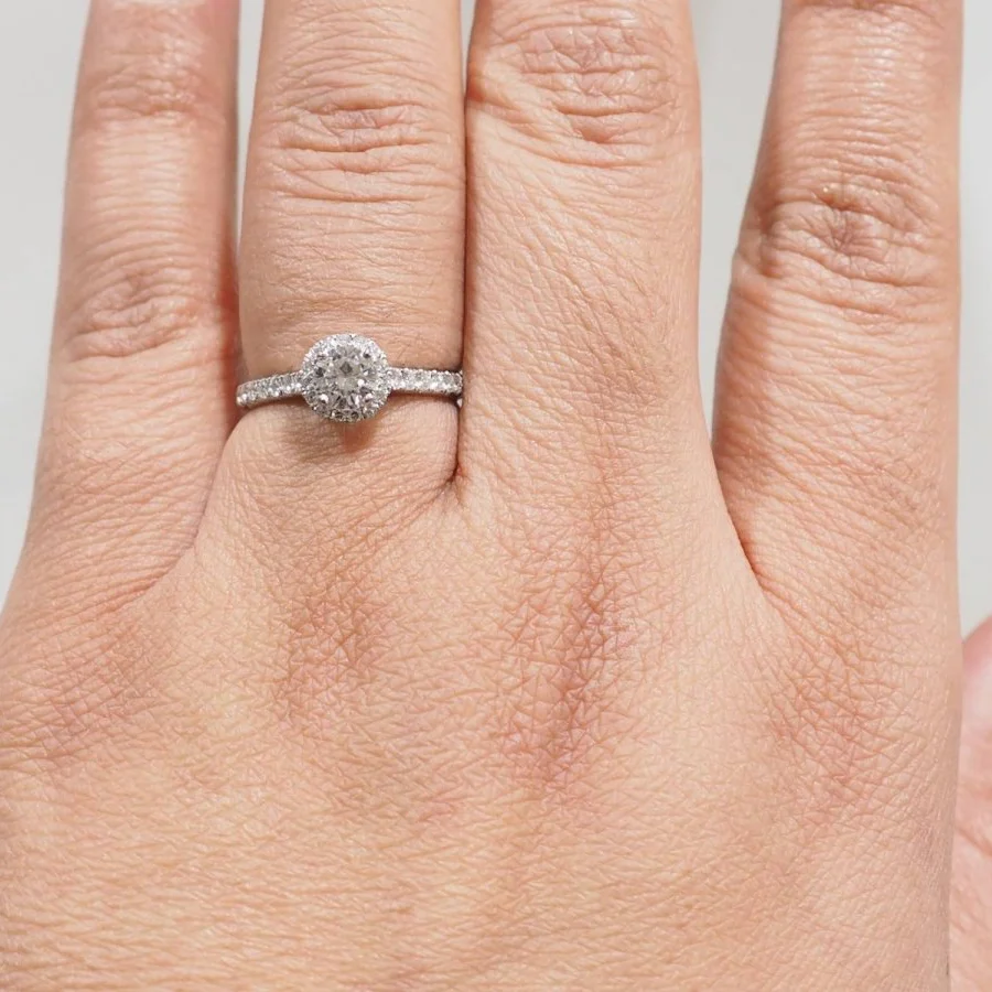 Bague Solitaire en or blanc et diamants - Image 9
