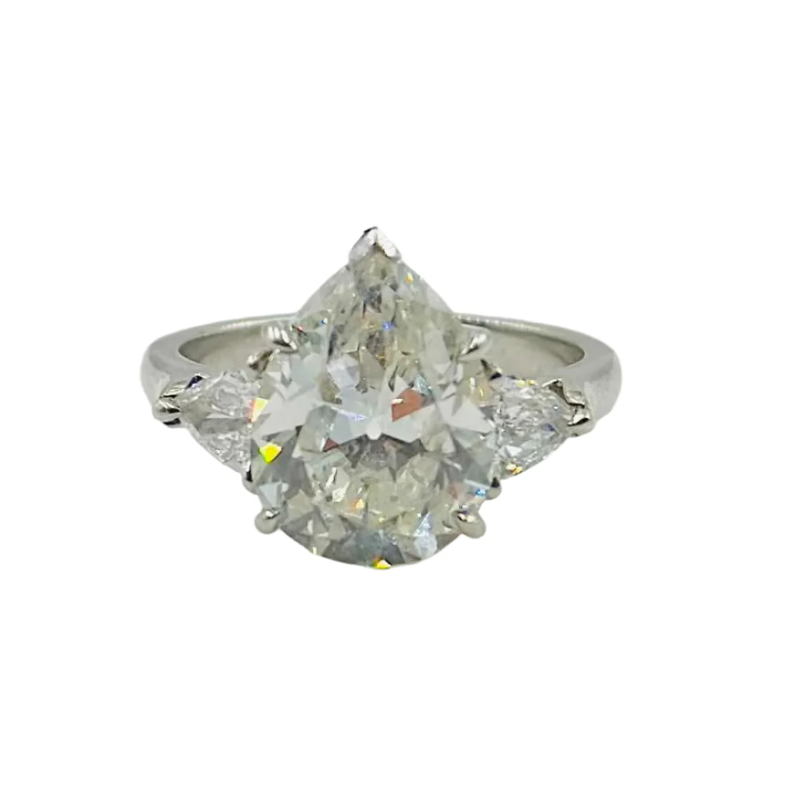 Bague en or blanc sertie d'un diamant poire