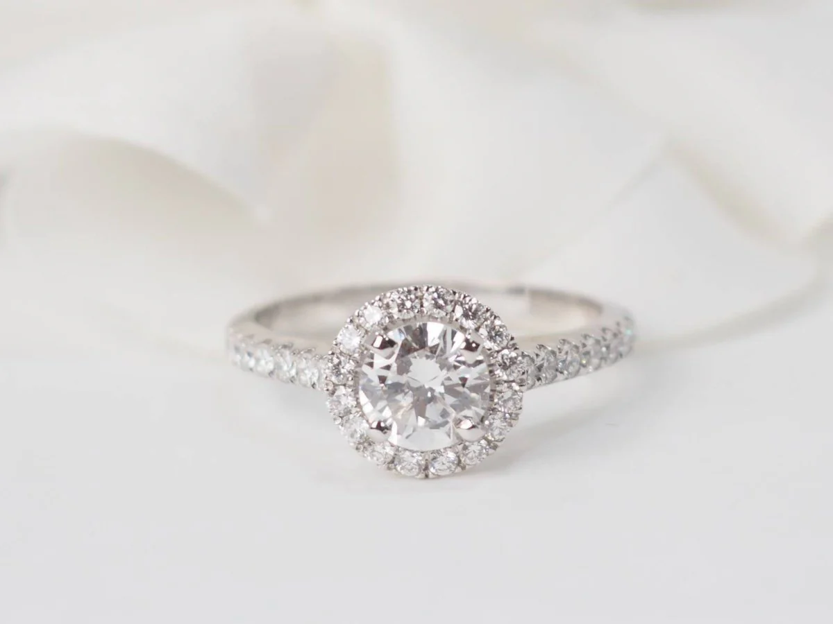 Bague Solitaire en or blanc et diamants - Image 2