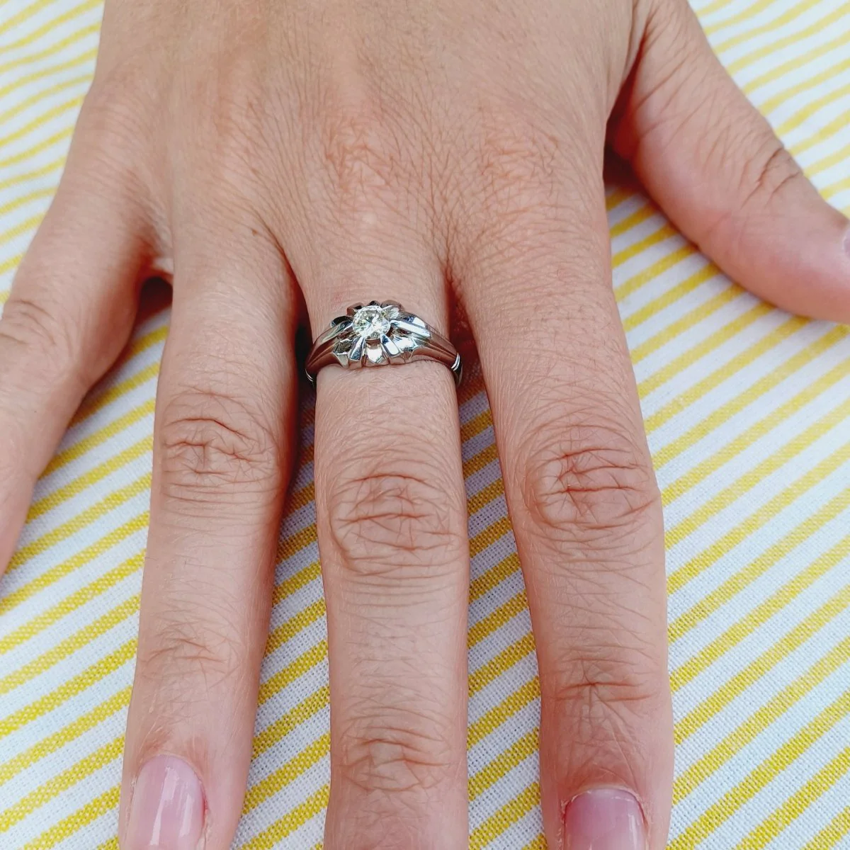 Bague Solitaire en or blanc et diamants - Image 16