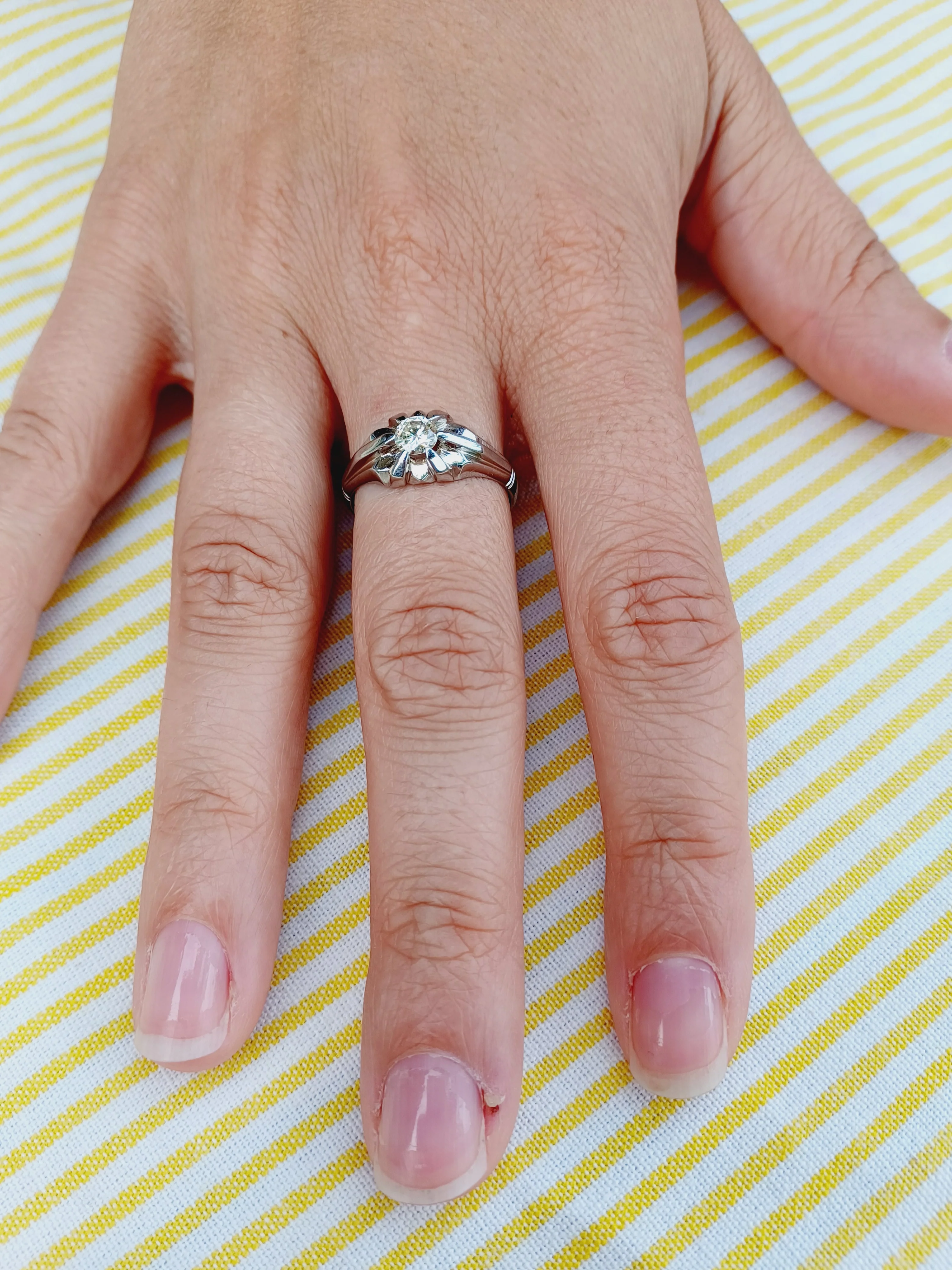 Bague Solitaire en or blanc et diamants - Image 2
