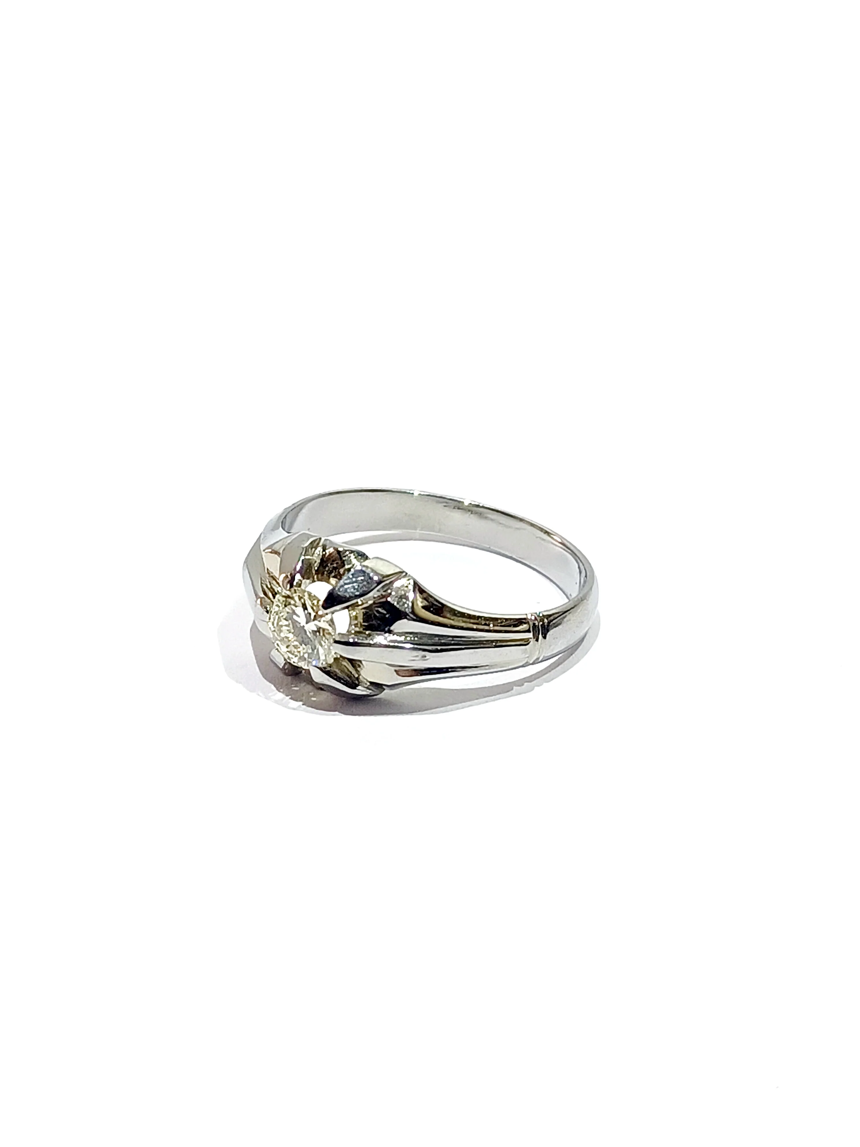 Bague Solitaire en or blanc et diamants - Image 8