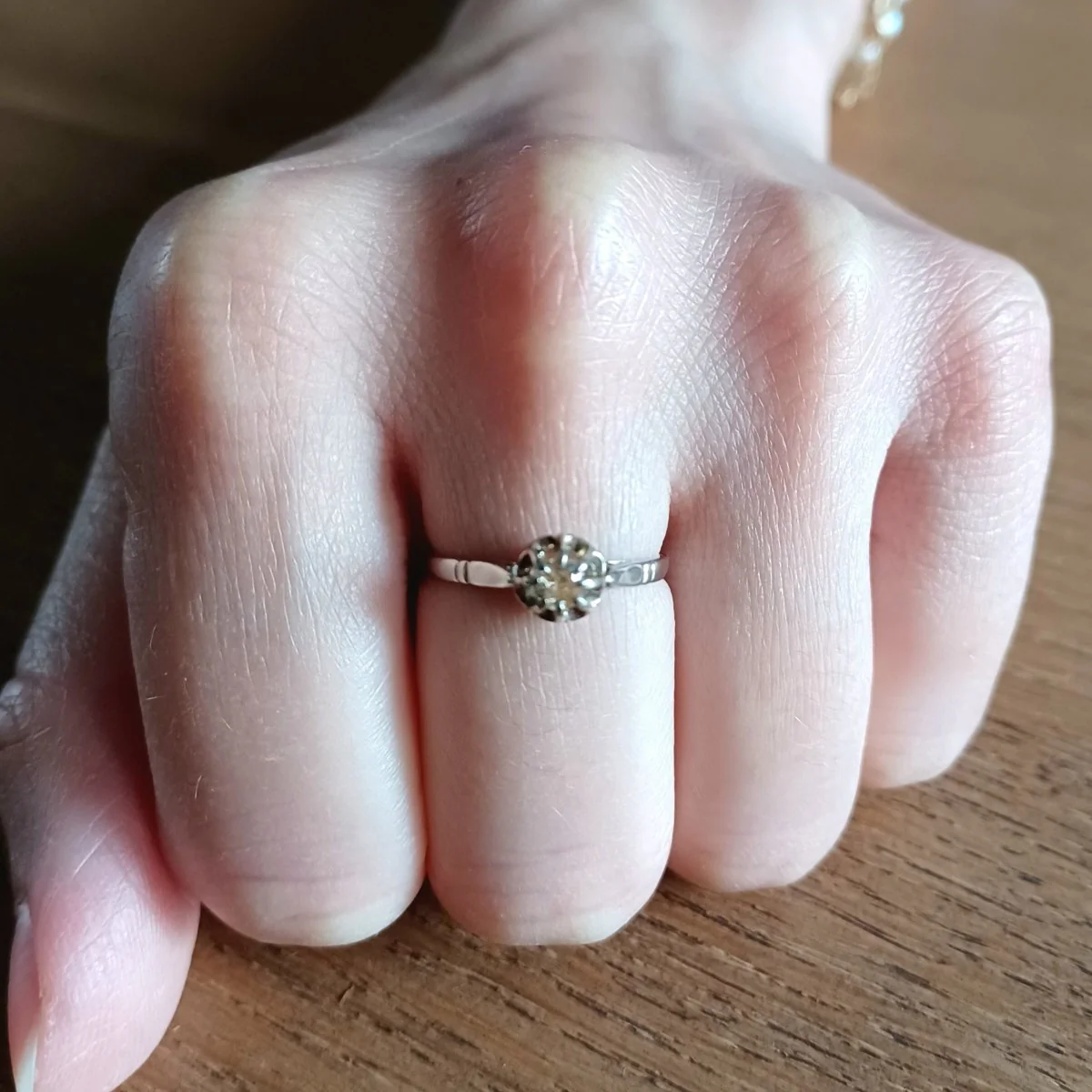 Bague Solitaire en or blanc et diamants - Image 2