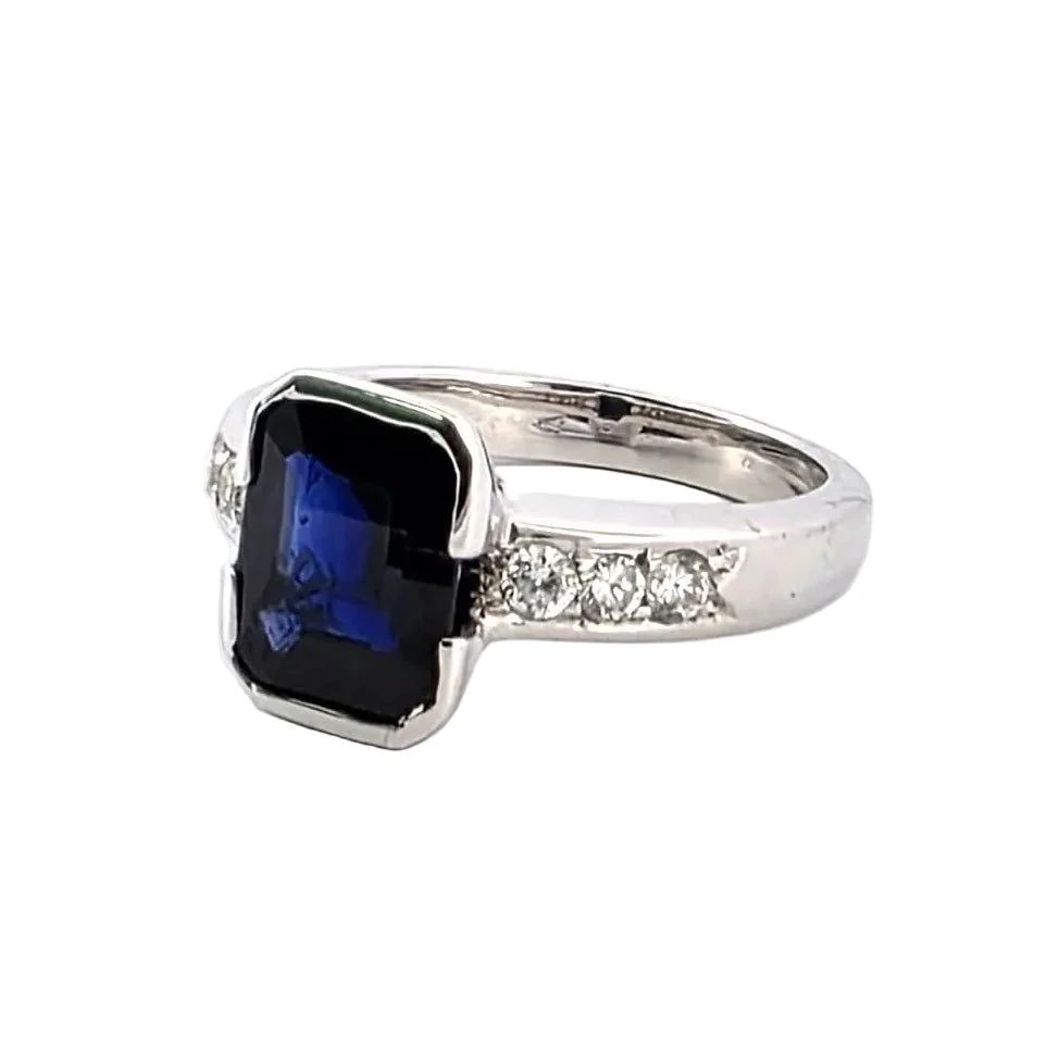 Bague Solitaire en or blanc, saphir et diamants - Image 2