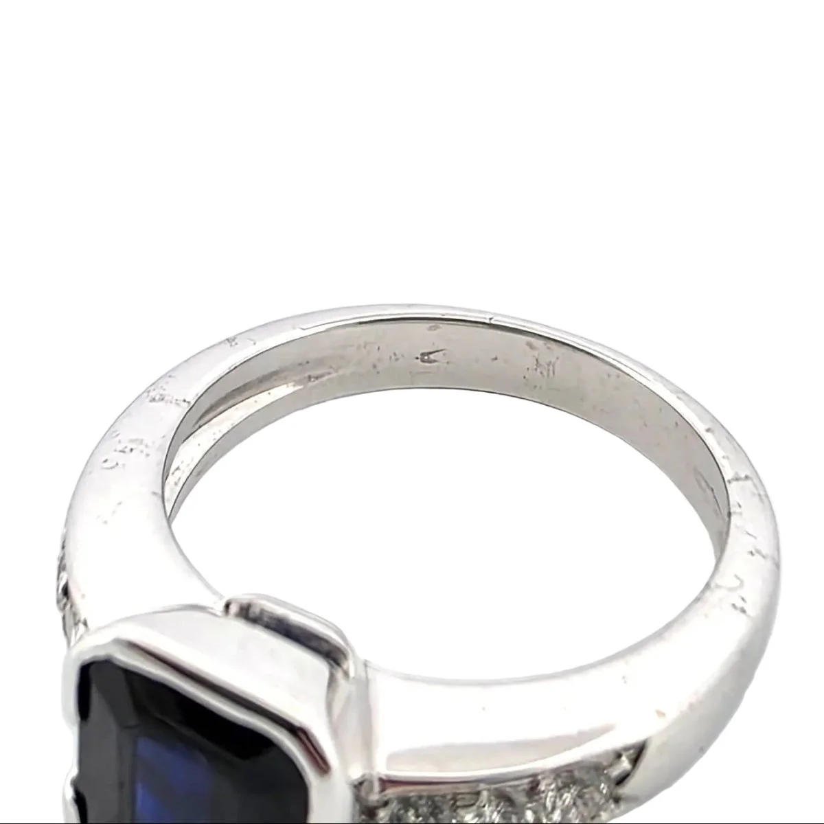 Bague Solitaire en or blanc, saphir et diamants - Image 3