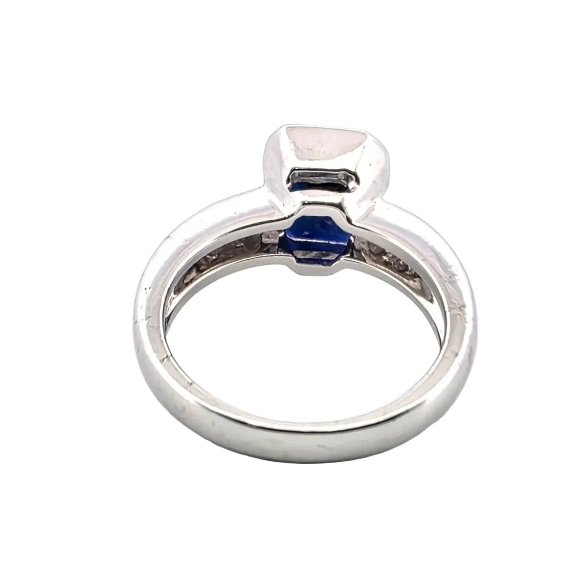 Bague Solitaire en or blanc, saphir et diamants - Image 4