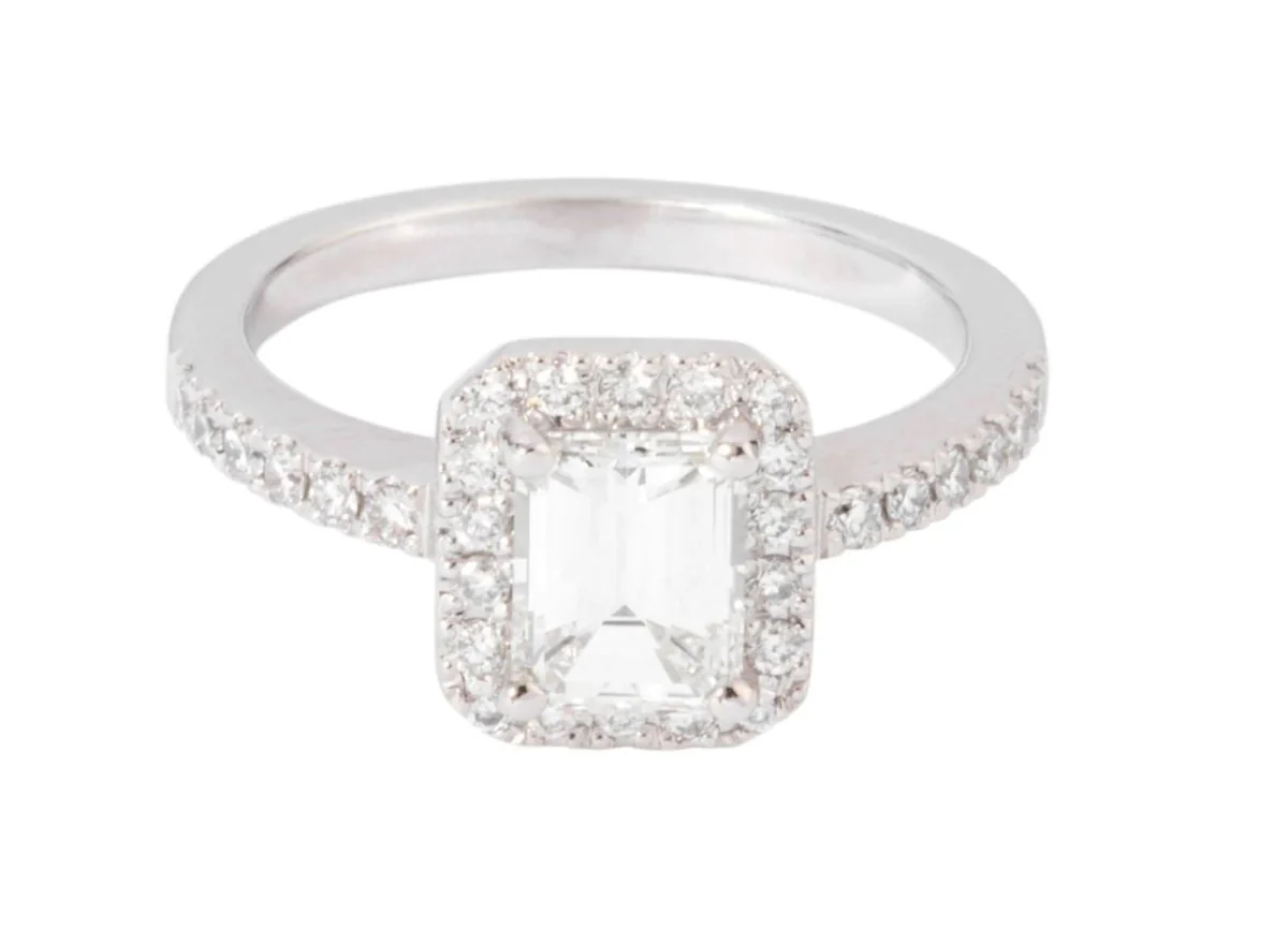 Bague solitaire en or gris ornée d'un diamant taille émeraude