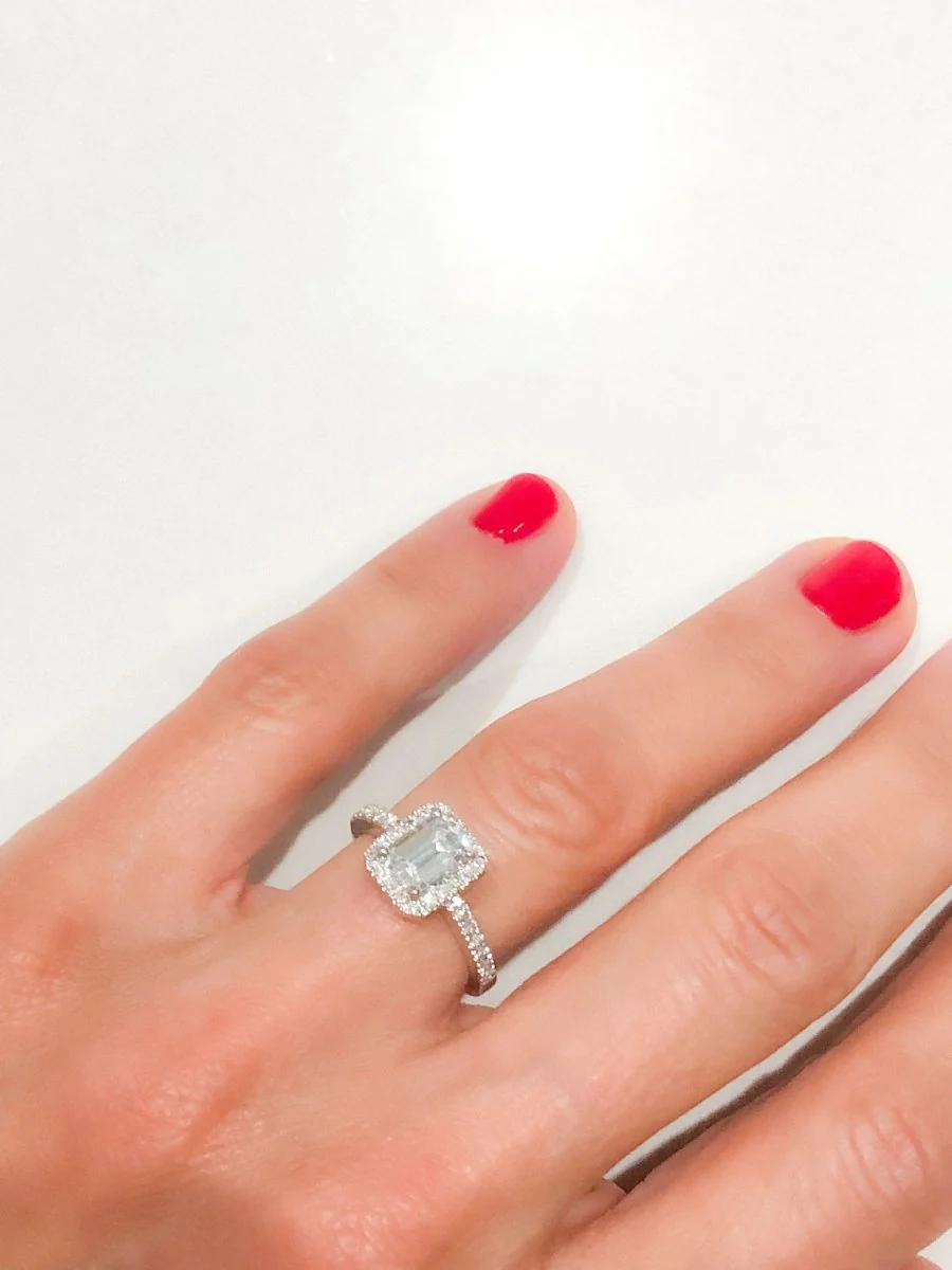 Bague solitaire en or gris ornée d'un diamant taille émeraude - Image 3