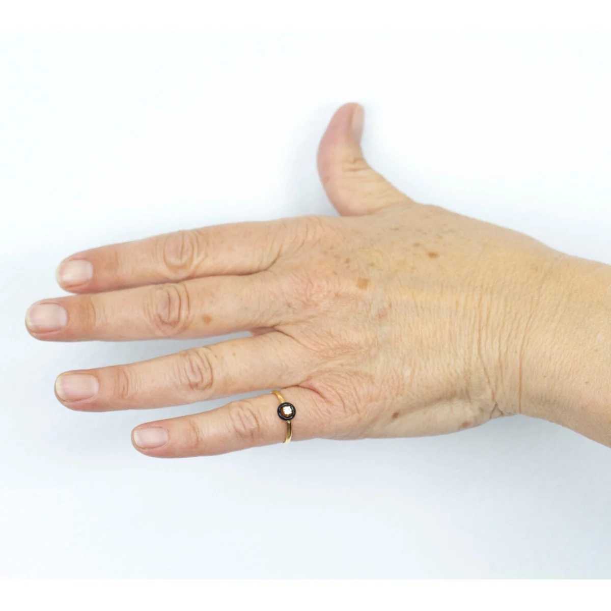 Bague Solitaire en or jaune, émail et diamant - Image 2