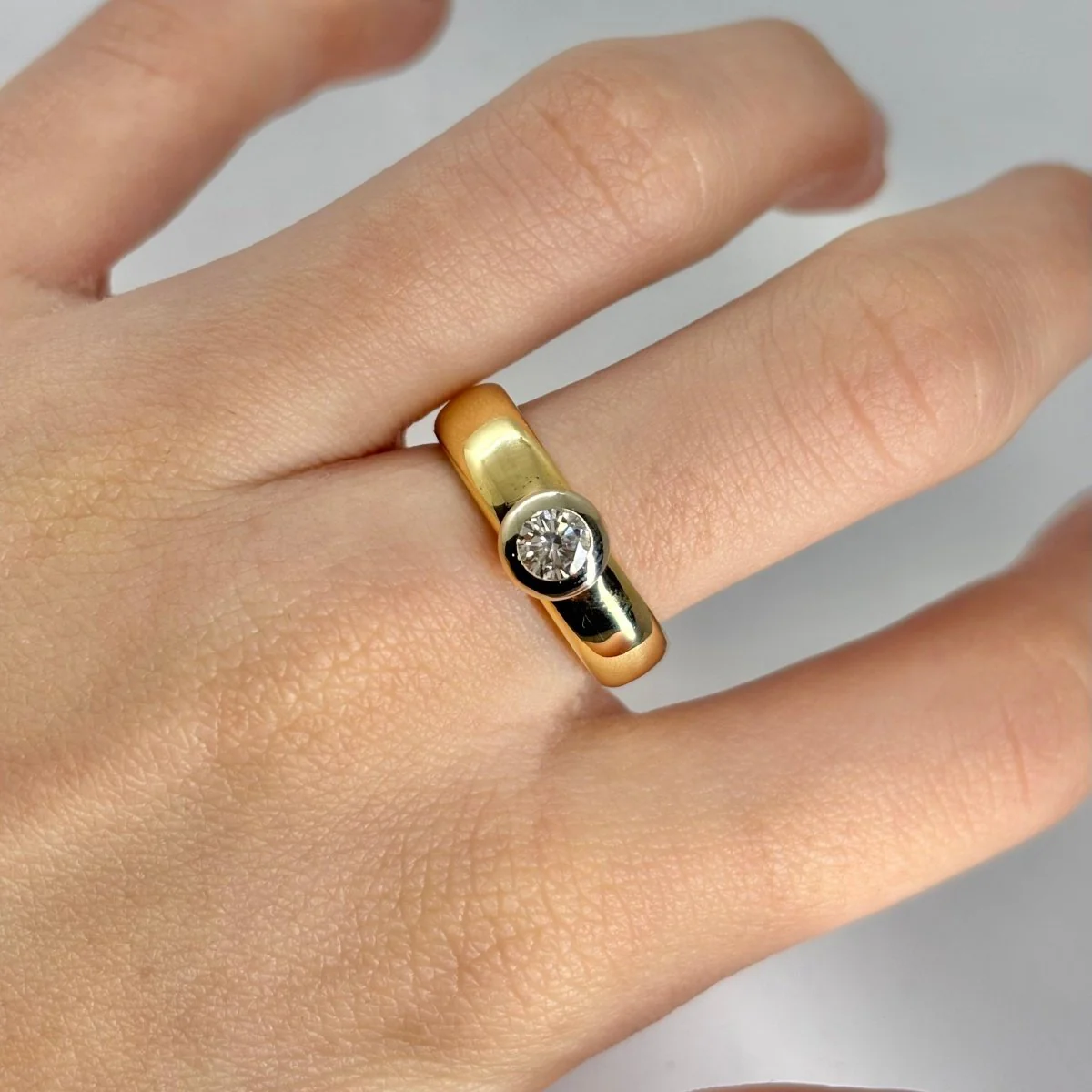 Bague Solitaire en or jaune et diamant - Image 2