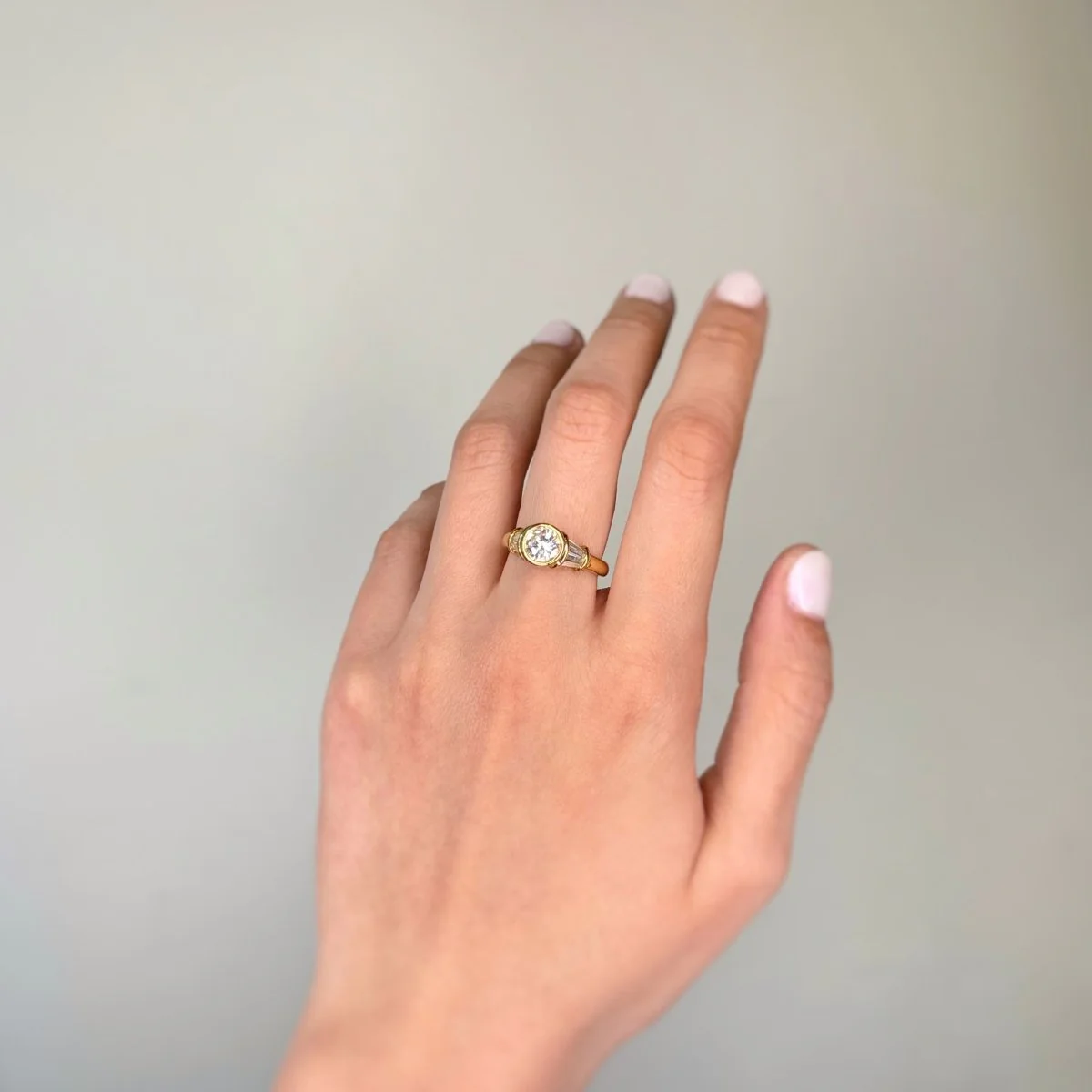 Bague Solitaire en or jaune et diamants - Image 2