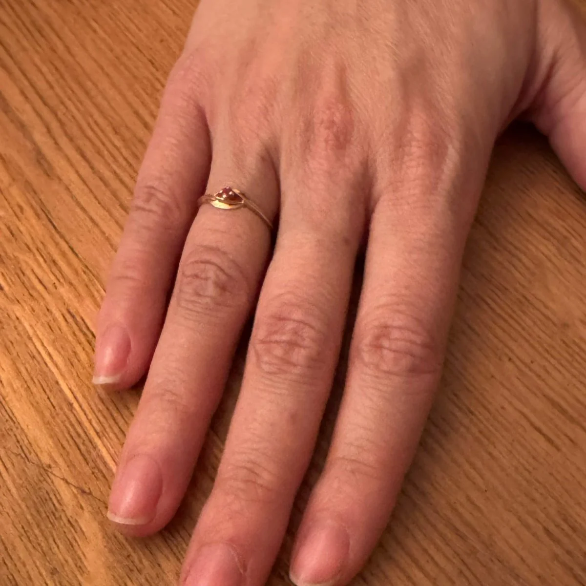 Bague Solitaire en or jaune et rubis - Image 2