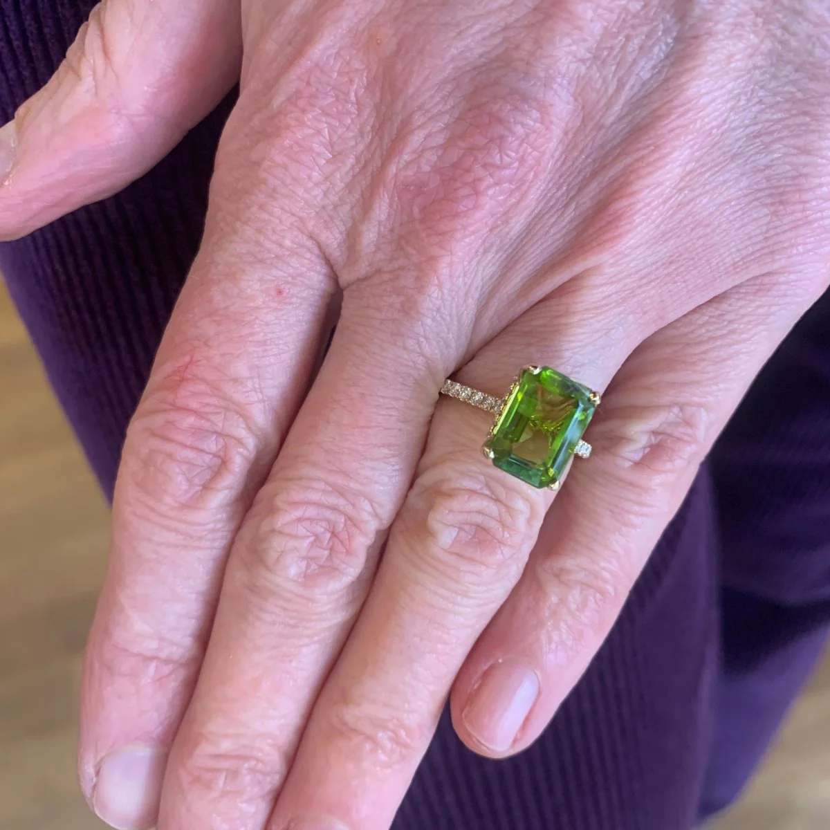 Bague Solitaire en or jaune, péridot et diamants - Image 2