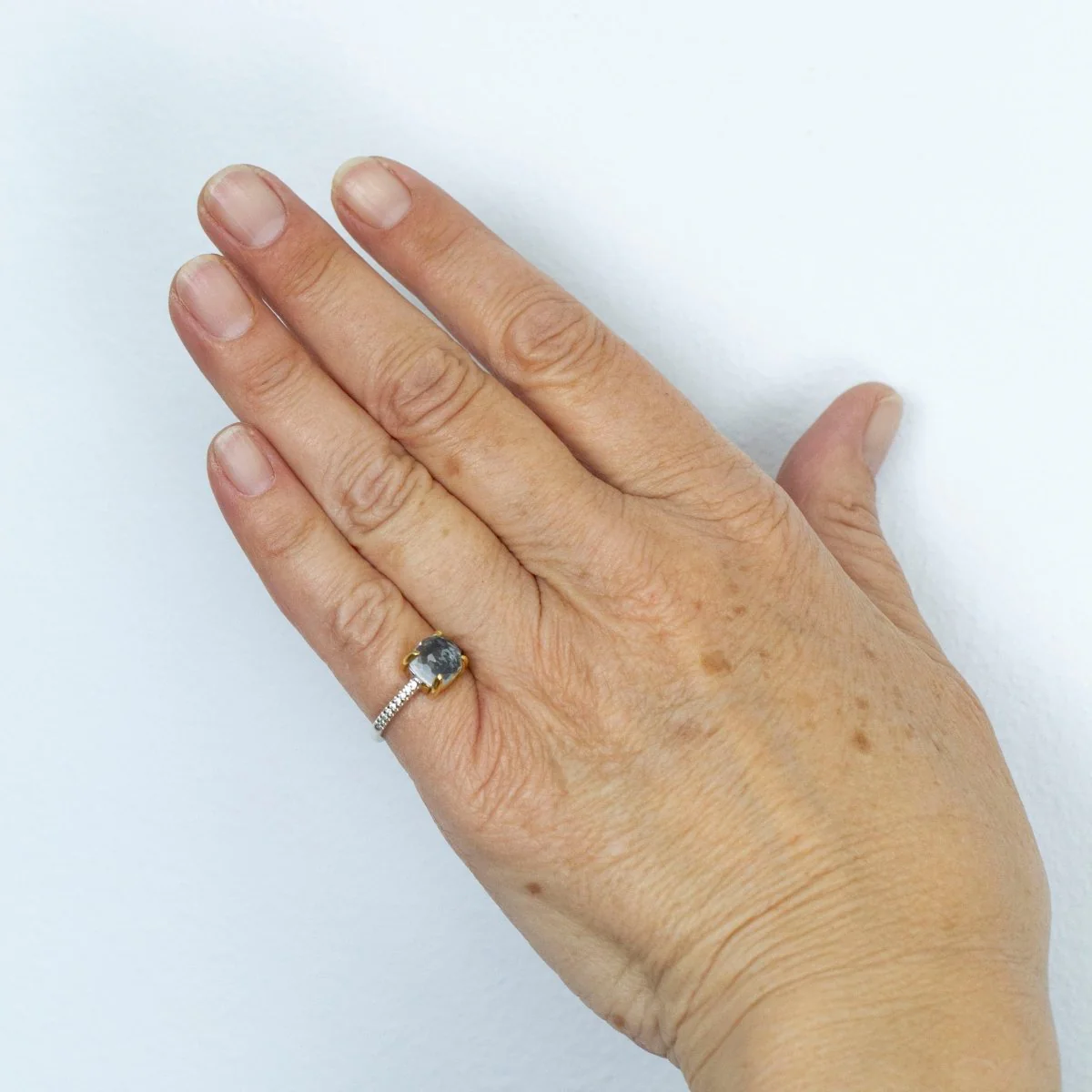 Bague Solitaire en or jaune, quartz, cristal de roche, onyx et diamants - Image 2