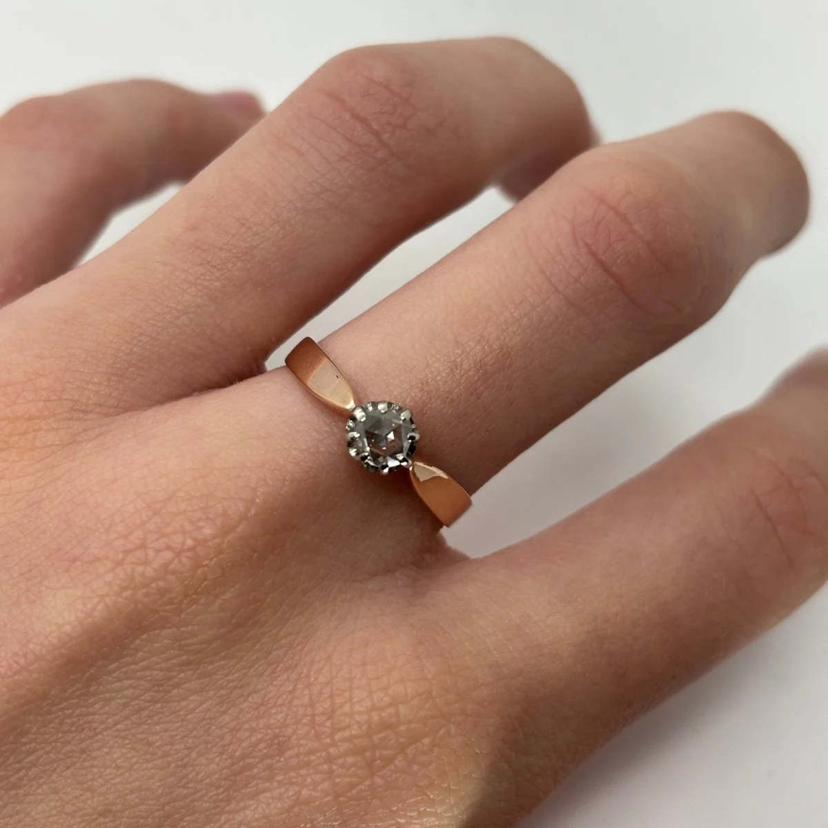 Bague Solitaire en or rose et diamant - Image 2