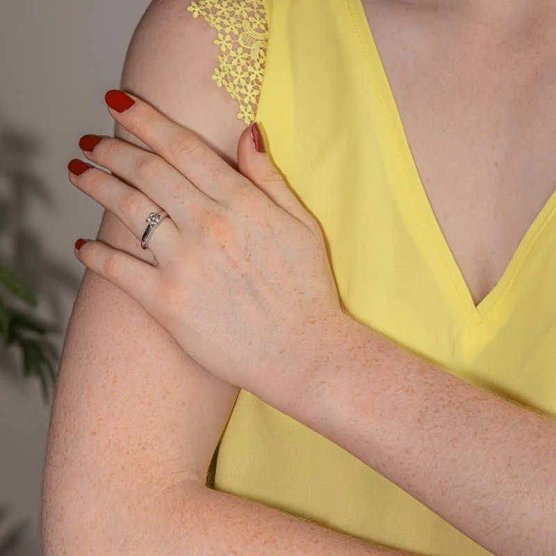 Bague Solitaire en or blanc et diamant - Image 2